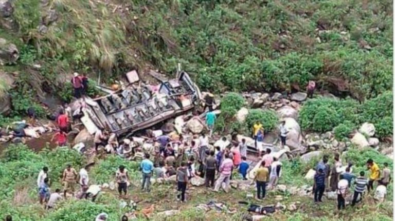 Τραγωδία στην Ινδία: Τουλάχιστον 44 νεκροί από τροχαίο με λεωφορείο