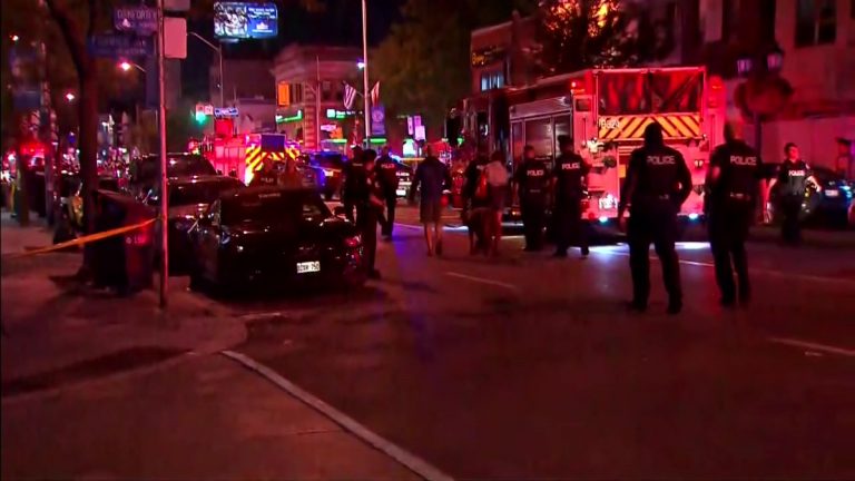 Βίντεο σοκ από την επίθεση στο Τορόντο: Δείτε τον μαυροφορεμένο δράστη να ανοίγει πυρ στην ελληνική συνοικία!