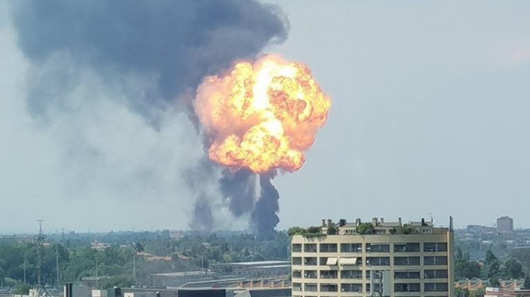 ΠΑΝΙΚΟΣ ΕΠΙΚΡΑΤΕΙ ΣΤΗΝ ΙΤΑΛΙΑ! ΤΕΡΑΣΤΙΑ ΕΚΡΗΞΗ ΣΤΟ ΑΕΡΟΔΡΟΜΙΟ ΤΗΣ ΜΠΟΛΟΝΙΑ! ΟΙ ΕΙΚΟΝΕΣ ΑΠΟ ΤΟ ΣΗΜΕΙΟ ΕΙΝΑΙ ΤΡΟΜΑΚΤΙΚΕΣ- ΦΛΟΓΕΣ ΚΑΙ ΜΑΥΡΟΣ ΠΥΚΝΟΣ ΚΑΠΝΟΣ ΑΠΛΩΝΟΝΤΑΙ ΠΑΝΤΟΥ