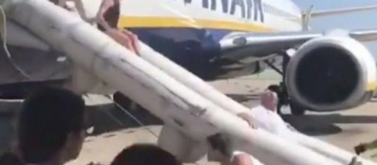 Κινητό τηλέφωνο πήρε φωτιά σε αεροπλάνο ‑ Εκκενώθηκε με τσουλήθρες