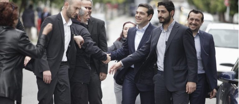 Αστυνομικοί της ασφάλειας Τσίπρα «βούτηξαν» 70χρονη από το λαιμό όταν πήγε να διαμαρτυρηθεί