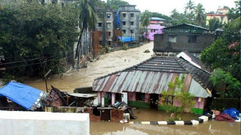 Εκαντοντάδες οι νεκροί στην Ινδία απο της πλημμυρες