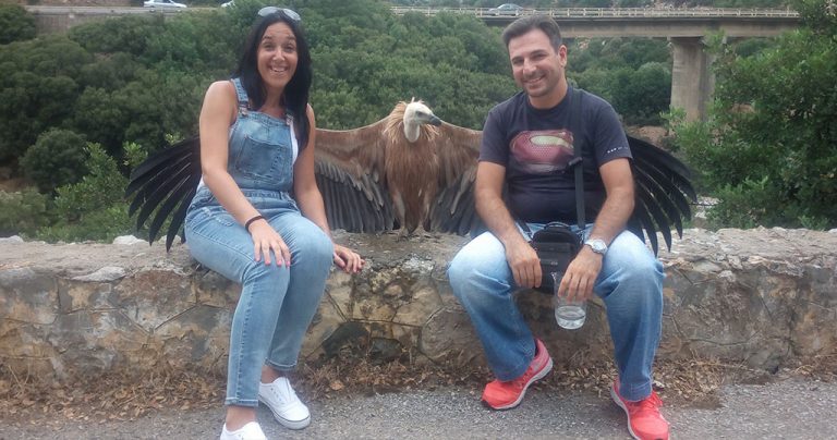 Κρήτη: Έδωσαν νερό σε διψασμένο γυπαετό κι εκείνος φωτογραφήθηκε μαζί τους