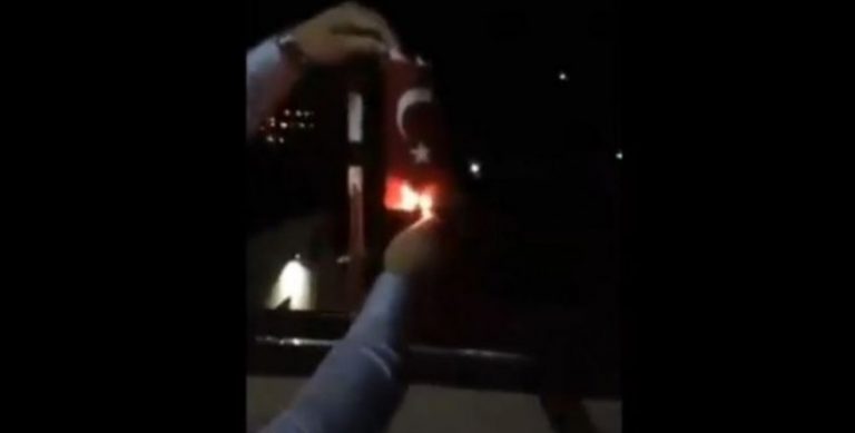 Έκαψαν την τουρκική σημαία στο Κόσοβο…