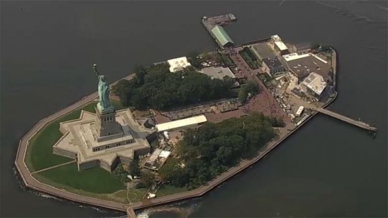 Νέα Υόρκη: Εκρηξη & φωτιά κοντά στο άγαλμα της Ελευθερίας -Εκκένωσαν το Liberty Island