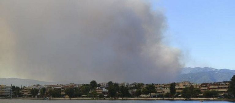 Λόγω της πυρκαγιάς έκλεισε η κυκλοφορία από και προς Βόρεια Εύβοια