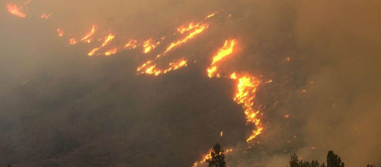 Kόλαση στην Εύβοια: «Να εγκαταλείψουν την περιοχή» καλούν οι Αρχές τους κατοίκους – «Πύρινη» νύχτα