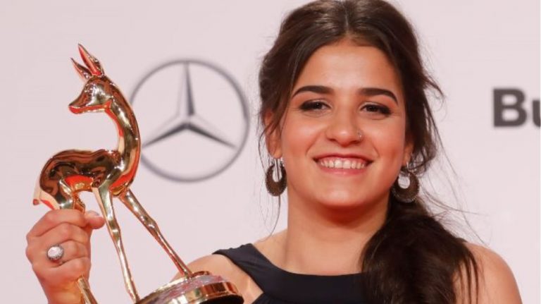 Γερμανικός Τύπος: Ηρωίδα προσφυγοπούλα από τη Συρία συνελήφθη στην Ελλάδα για «συνεργασία» με διακινητές μεταναστών