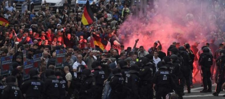 Γερμανία: Ακροαριστεροί και μετανάστες συγκρούονται με δεξιούς για 3η ημέρα στο Κέμνιτς