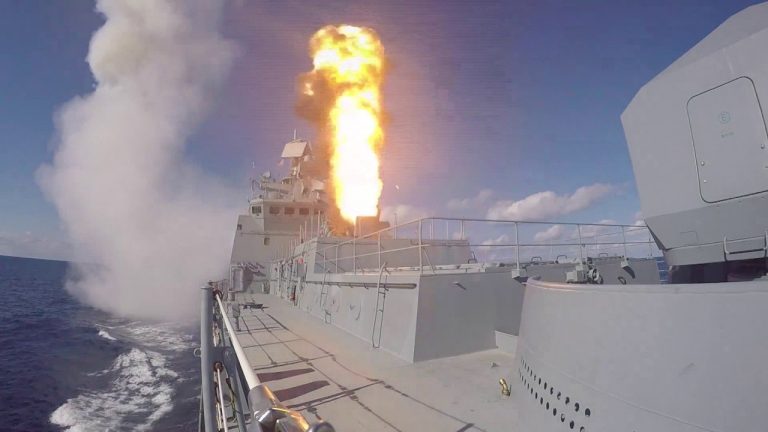 Σύννεφα πολέμου στην Ουκρανία: Tο Κίεβο κατέσχεσε ρωσικό tanker – Για πρώτη φορά εκτοξεύσεις πυραύλων cruise στη Μ.Θάλασσα