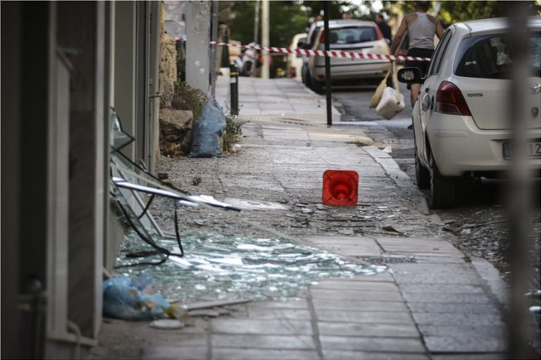 Πειραιάς: Βόμβα μέσα σε τσάντα προκάλεσε την ισχυρή έκρηξη