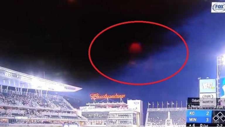 Τι είναι ΑΥΤΑ που εμφανίστηκαν σε αγώνα μπέιζμπολ στην Μινεσότα;