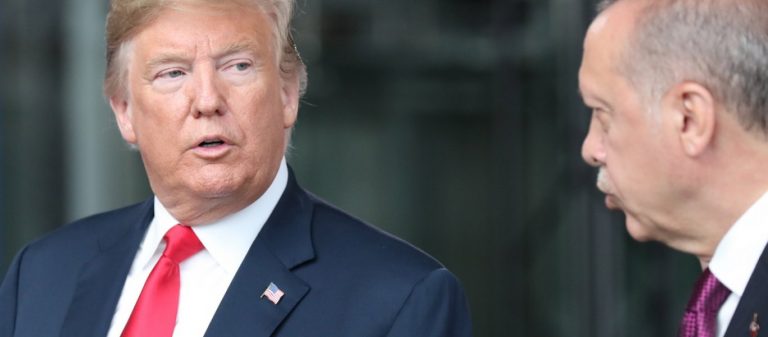 «Ώρα μηδέν» για Τουρκία-ΗΠΑ: Στις 18:00 λήγει το τελεσίγραφο Τραμπ – Όποιος υποχωρήσει τα χάνει όλα