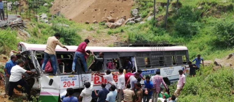 Ινδία: Τουλάχιστον 55 νεκροί μετά από πτώση λεωφορείου σε φαράγγι