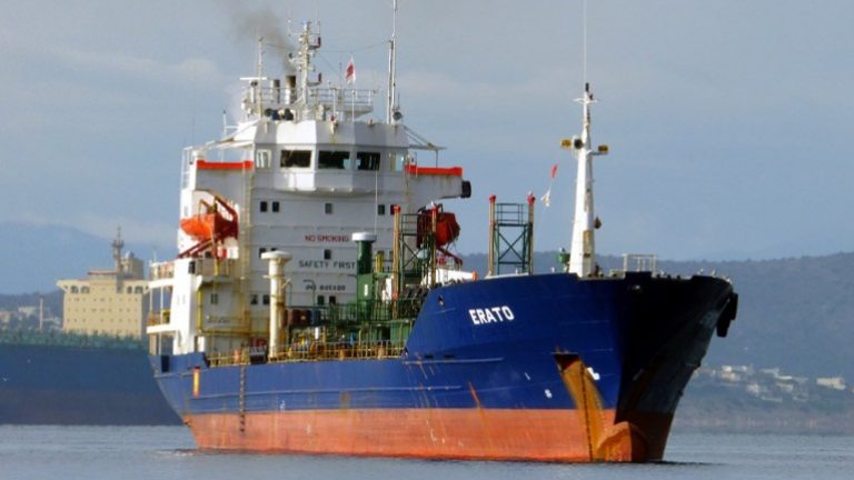 Πειραιάς: Σύκρουση δύο πλοίων με το όνομα… «Ερατώ»