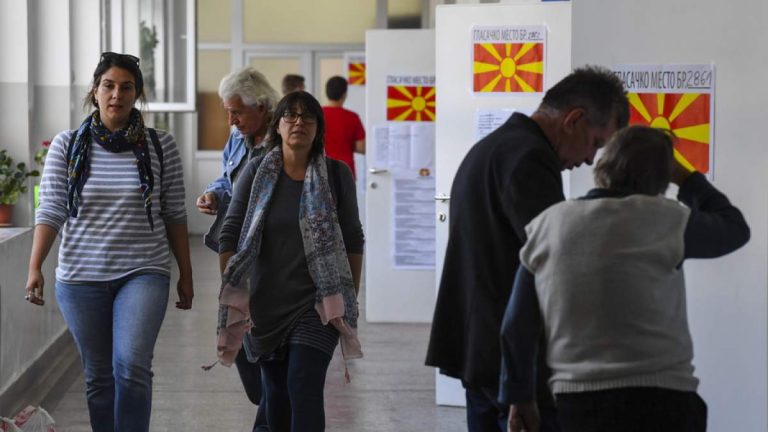 Έκλεισαν οι κάλπες στην ΠΓΔΜ – Πολύ χαμηλή η συμμετοχή