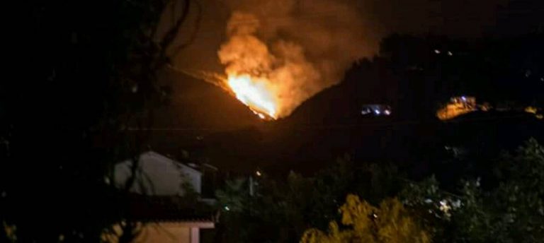 Μεγάλη φωτιά ΤΩΡΑ στο χωριό Αργάσι στη Ζάκυνθο