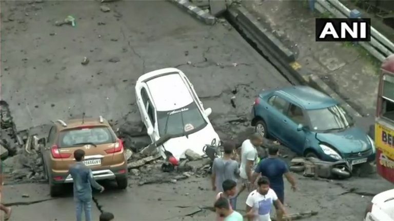 Τραγωδία στην Ινδία: Κατέρρευσε γέφυρα στην Καλκούτα – Αναφορές για πολλούς νεκρούς και τραυματίες
