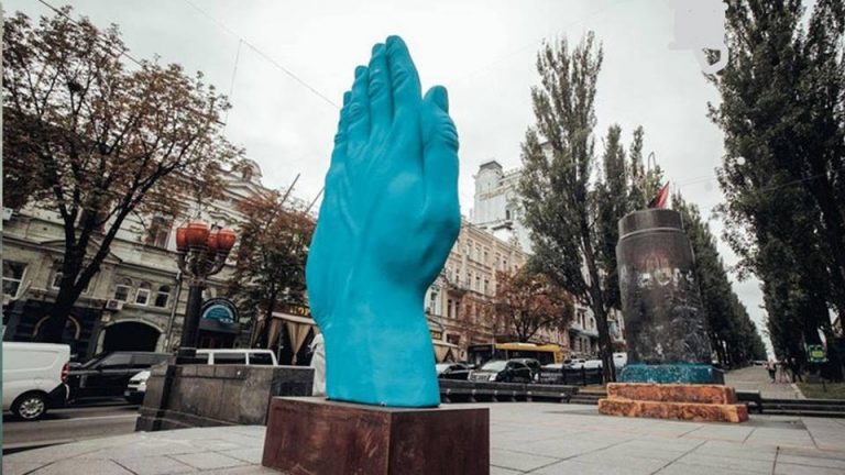 Από σήμερα στο κέντρο του Κιέβου υπάρχει ένα νέο αντικείμενο τέχνης.