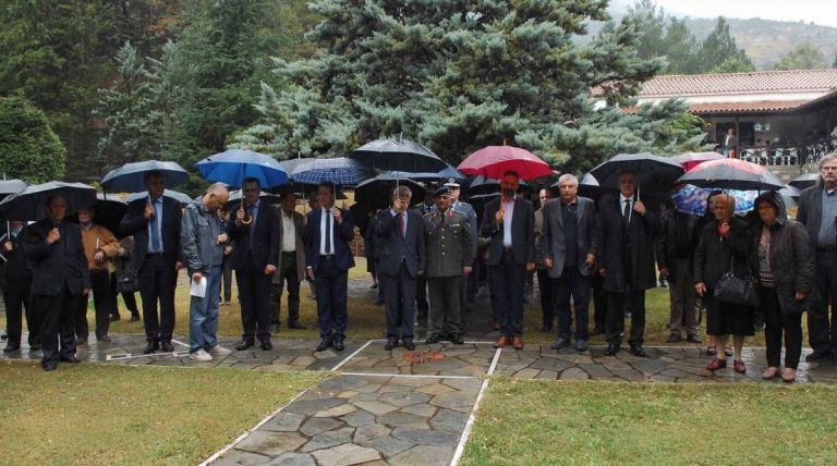 Αποδοκίμασαν το δήμαρχο Κοζάνης Λευτέρη Ιωαννίδη στον εορτασμό της επετείου του Μακεδονικού Αγώνα, στο Μουσείο του Μακεδονικού Αγώνα στο Μπούρινο (Φωτογραφία)