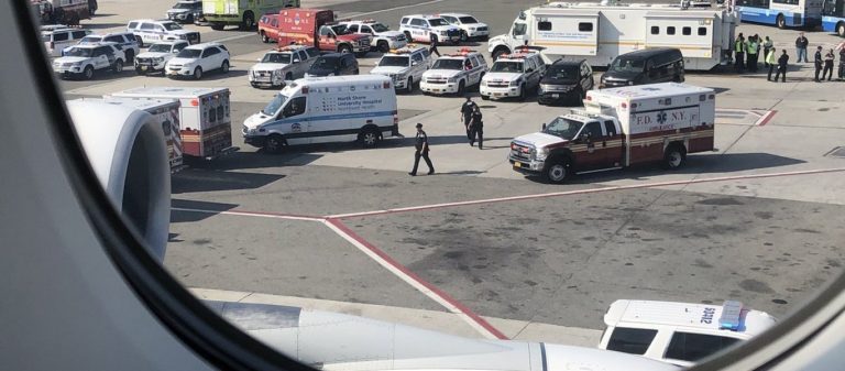 Θρίλερ με αεροσκάφος της Emirates: Τέθηκε σε καραντίνα, αρρώστησαν 100 επιβάτες κατά την πτήση