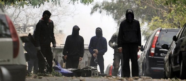 ΚΑΝΟΥΝ Ο,ΤΙ ΘΕΛΟΥΝ ΚΑΙ ΟΠΟΤΕ ΘΕΛΟΥΝ ΟΙ ΜΠΑΧΑΛΑΚΗΔΕΣ! ΜΠΟΥΚΑΡΑΝ ΣΕ ΕΚΚΛΗΣΙΑ ΚΑΙ ΔΙΕΚΟΨΑΝ ΤΗ ΛΕΙΤΟΥΡΓΙΑ – ΕΤΡΕΧΑΝ ΤΡΟΜΑΓΜΕΝΟΙ ΟΙ ΠΙΣΤΟΙ – ΩΡΑ ΜΗΔΕΝ ΓΙΑ ΤΗ ΔΗΜΟΣΙΑ ΑΣΦΑΛΕΙΑ