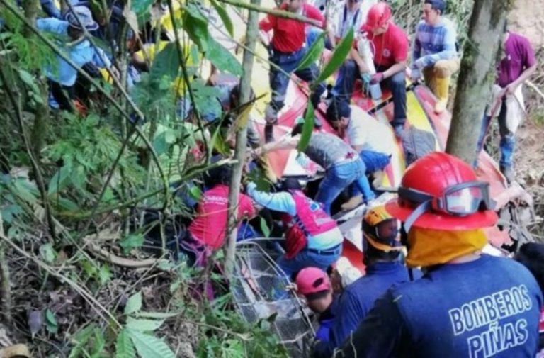 “Βουτιά” λεωφορείου σε χαράδρα 100 μέτρων – Δώδεκα νεκροί και 23 τραυματίες (video)