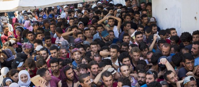 Δεκάδες αλλοδαποί μπήκαν ανενόχλητοι από τον Έβρο και έκοβαν βόλτες έξω από τη Θεσσαλονίκη