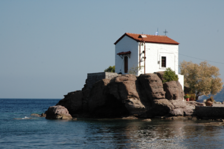 Έτσι προωθούν την εθνική και θρησκευτική αλλοτρίωση μας: «Αφαιρέστε τους σταυρούς από τη Λέσβο, ενοχλούν τους μετανάστες!»