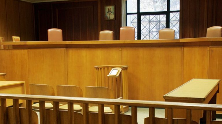 Οι δικαστές του Μητσοτάκη στο σκαμνί: «Οι υγειονομικοί που τέθηκαν σε αναστολή προσέφυγαν κατά 22 ανώτατων δικαστών»!