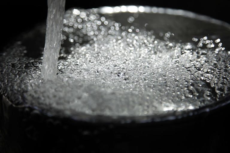 Κίνδυνος – Θάνατος! Αγωγός του στρατού μολύνει με πετρέλαιο το πόσιμο νερό στη λίμνη Πολυφύτου