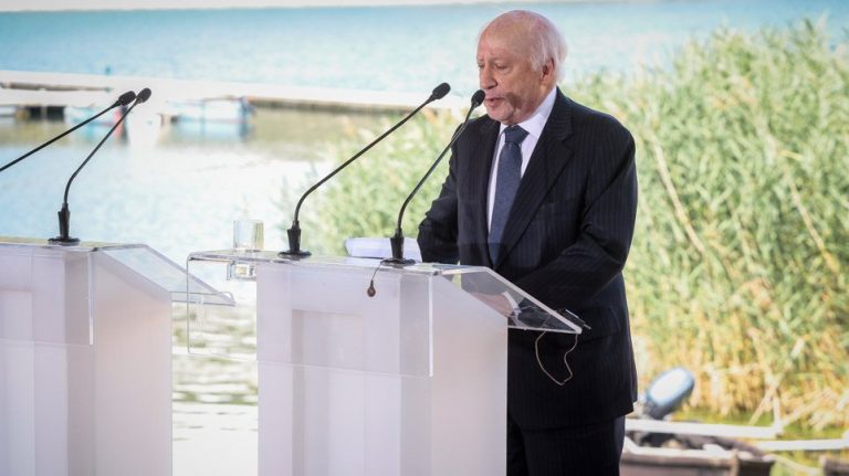 Mε λίγα λόγια ο Νίμιτς τους λέει : “Ψηφίστε τώρα ναι. Τέτοια σκληρά, ανιστόρητα και άκαρδα άτομα στην Ελλάδα, δεν πρόκειται να ξαναβρείτε. Είναι μεγάλη ευκαιρία”.