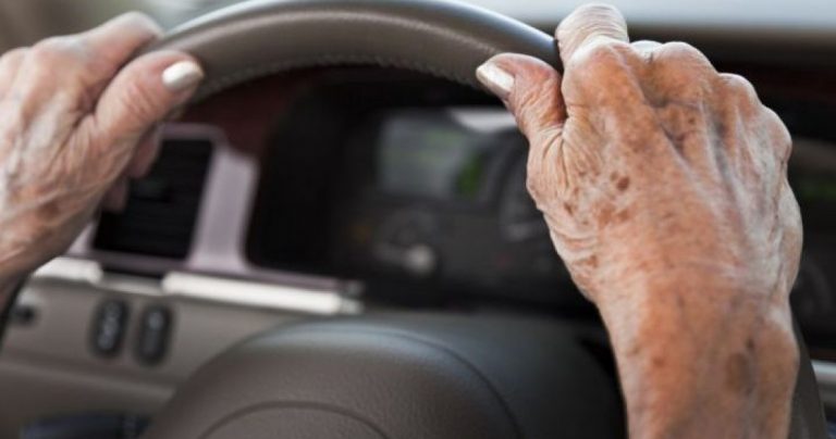 Ο Σπίρτζης βάζει φρένο στους ηλικιωμένους οδηγούς -Θα δίνουν ξανά για δίπλωμα στα 74 και μετά ξανά και ξανά