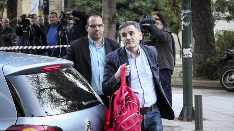 Ο Τσακαλώτος δίνει αυξήσεις σε υπαλλήλους του υπουργείου Οικονομικών