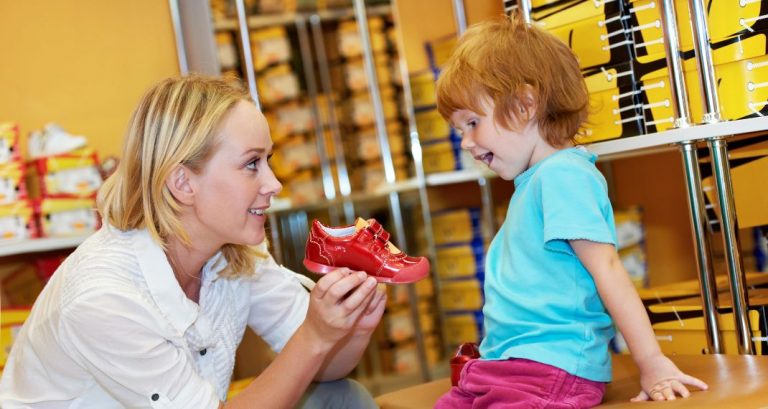 Παιδί παραλίγο να πεθάνει από σηψαιμία επειδή δοκίμασε καινούργια παπούτσια χωρίς κάλτσες