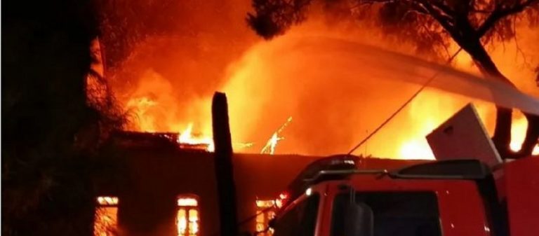 Κεφαλονιά: Μαίνονται φωτιές και για δεύτερη νύχτα στο νησί – Διακοπή ρεύματος