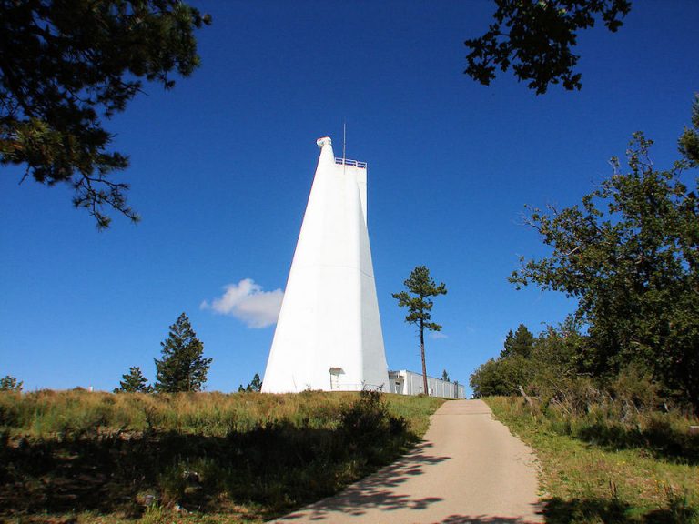 To FBI εκκένωσε αστεροσκοπείο. Συνωμοσιολόγοι μιλάνε περί εύρημα εξωγήινων