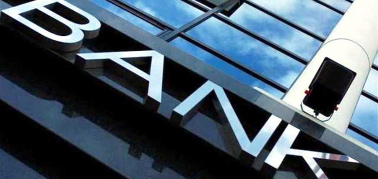 «Βόμβα» Handelsblatt για τις ελληνικές τράπεζες: Σε δεινή θέση – Μπορεί να χρειαστεί κούρεμα καταθέσεων