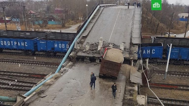 Κατέρρευσε γέφυρα στην πόλη Svobodny της Ρωσίας.