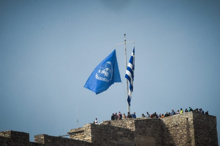Είναι σοβαροί; – Ύψωσαν σημαία του ΟΗΕ στην Ακρόπολη