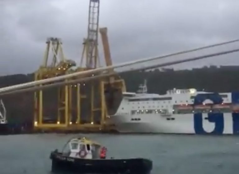 Πλοίο πέφτει στην προβλήτα, ρίχνει τεράστιο γερανό προκαλώντας χάος…
