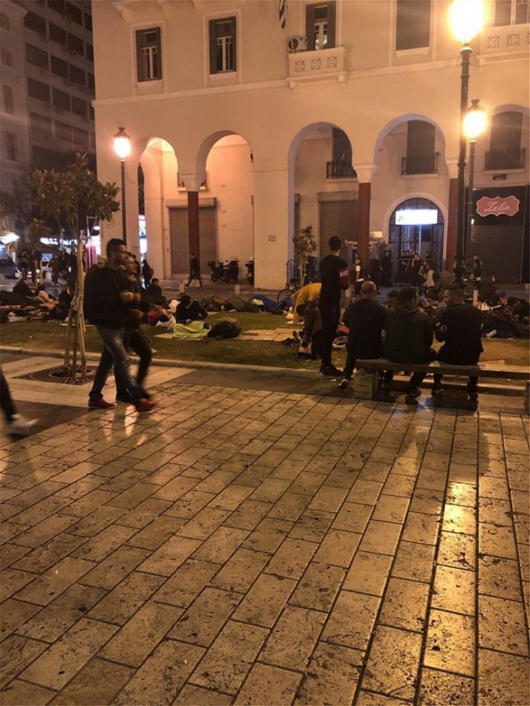 Ισλαμαμπάντ η Θεσσαλονίκη – Παράνομοι μετανάστες στρώνουν και κοιμούνται στην πλατεία Αριστοτέλους