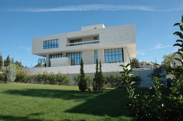 Εδώ παρασκευάστηκαν ο “εθνάρχης” Καραμανλής, ο Ρέμος, ο Ρουβάς, ο Τσίπρας, οι Καρντάσιανς