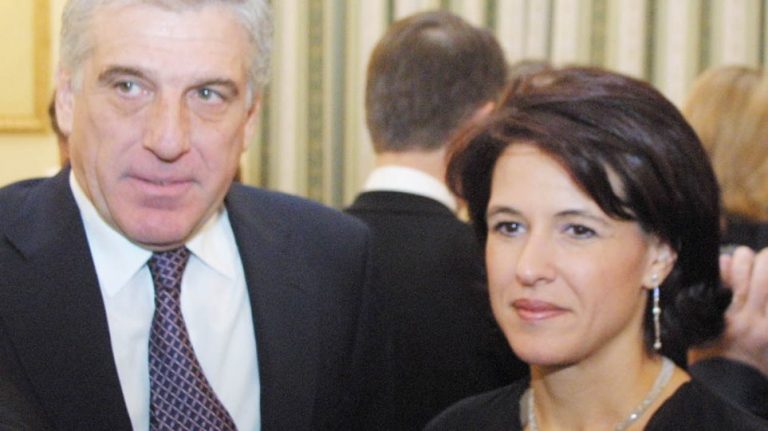 Χειροπέδες για τον Παπαντωνίου και τη σύζυγό του