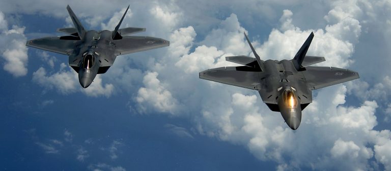 Συγκεντρώνουν δυνάμεις οι ΗΠΑ στη Μέση Ανατολή: Έτοιμα για απογείωση τα F-22 Raptor αν αποτύχουν οι συνομιλίες με το Ιράν