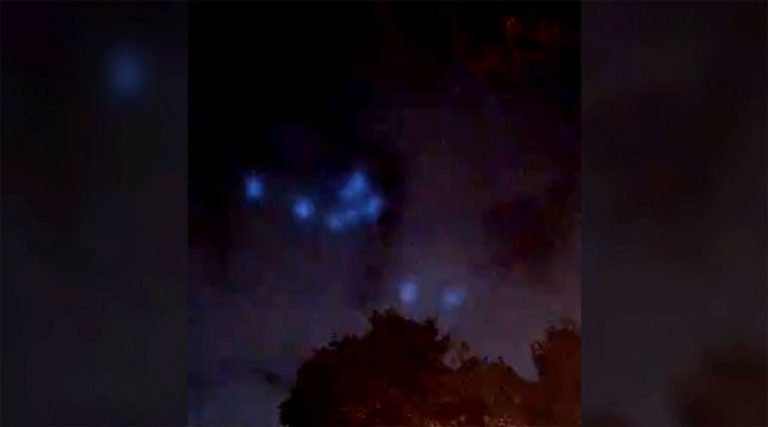 Μπλε φώτα «χορεύουν» στον ουρανό της Μόσχας προκαλώντας ερωτήματα