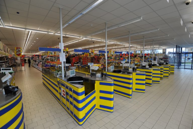 Nέο ΣΟΚ στα Lidl: Ανακαλεί συσκευασίες τροφίμων λόγω λιστέριας και κομματιών πλαστικού