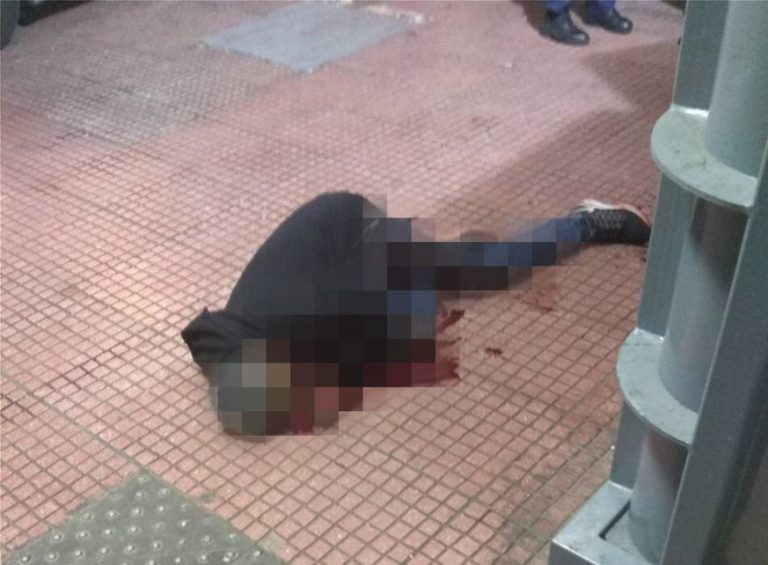 Σκηνές θρίλερ στην Πλατεία Βάθη! Του έκοψε το λαιμό με ένα σπασμένο μπουκάλι μπροστά στους περαστικούς