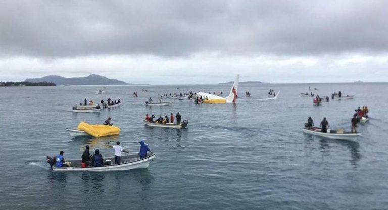 Μικρονησία: Το πτώμα ενός επιβάτη βρέθηκε στο κουφάρι ενός Boeing 737 που κατέπεσε σε λιμνοθάλασσα