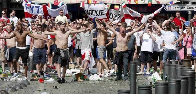 Χάος στη Σεβίλλη: Απίστευτο ξύλο από Άγγλους χούλιγκαν!